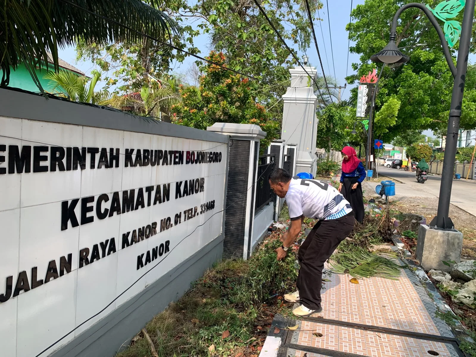 Pegawai Kecamatan Kanor Gelar Kerja Bakti Bersihkan Lingkungan Kantor