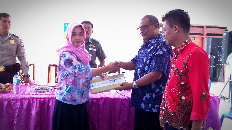 Buku Tabungan Siswa Penerima DAK Pendidikan Dibagikan