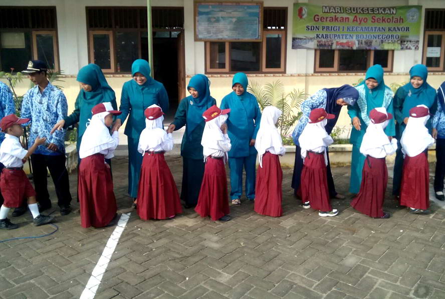 PKK Turut Sambut Siswa Baru di Hari Pertama Sekolah