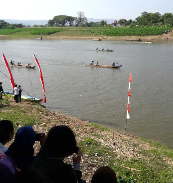 Lomba Dayung Kampung Nelayan Kabalan Berlangsung Seru