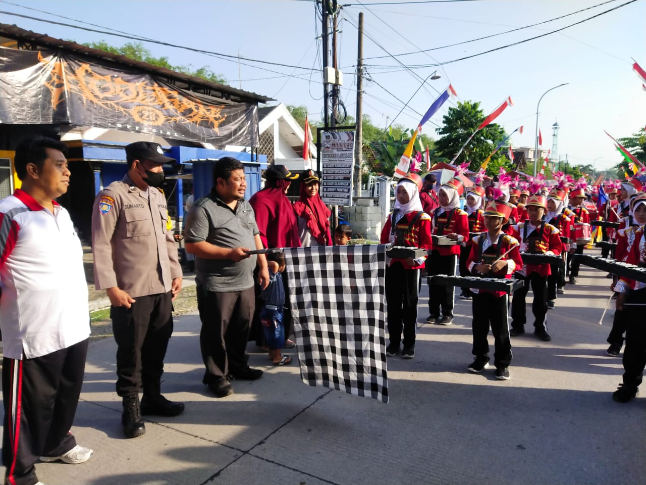 Jalan Santai Warga Sedeng Kec. Kanor Dalam Rangka Kemerdekaan RI ke-77