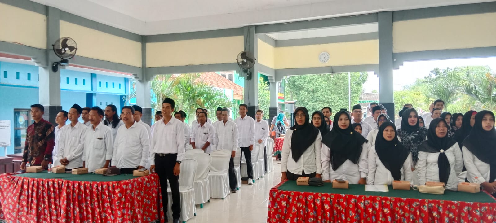 PENGUKUHAN DAN PENYERAHAN KEPUTUSAN BUPATI