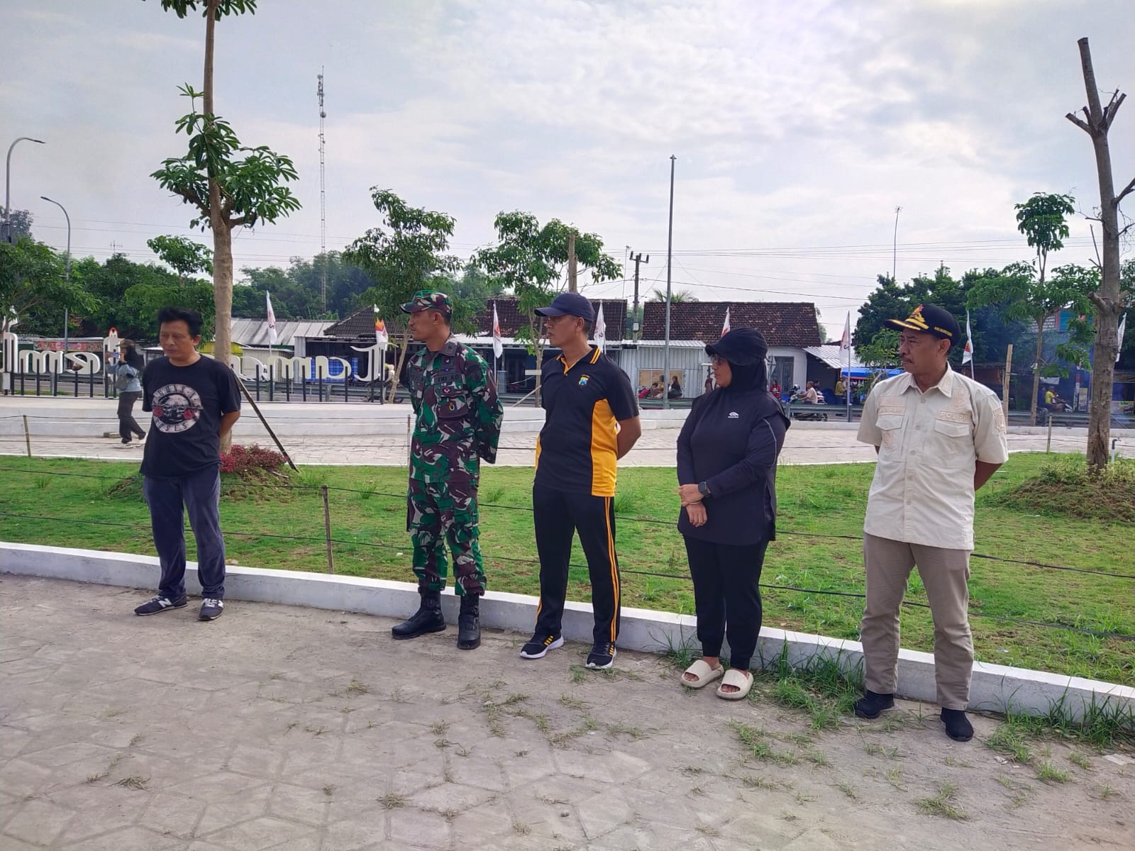 Kerja Bhakti juma'at bersih di taman jembatan kare